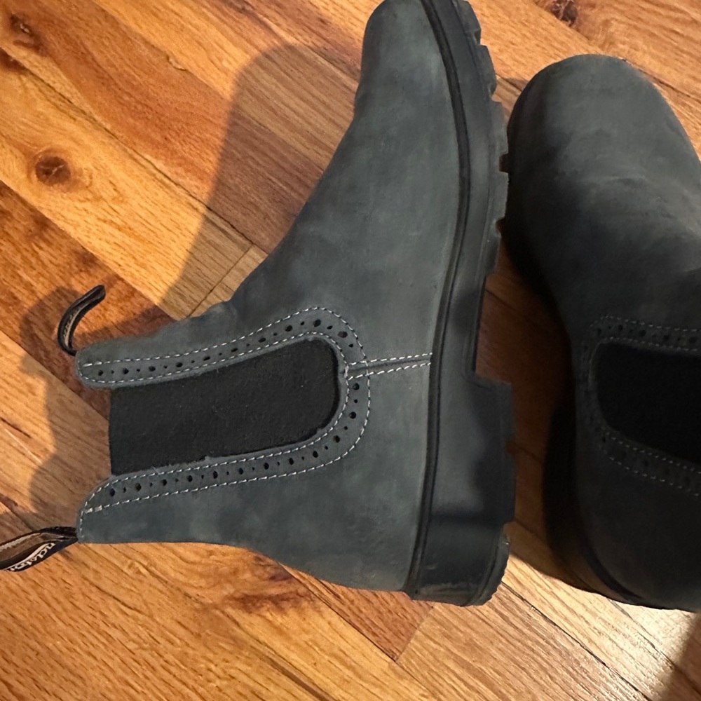 blundstones - black tall